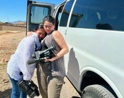 第一代学生詹妮弗·桑切斯, left, 和Aylin Alverez-Santiago在一次情绪激动的采访后互相安慰.S.墨西哥边境. (图片由“亚利桑那故事”提供)