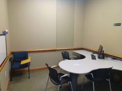 自习室，有桌子，椅子和白板