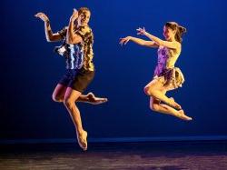 舞台上的两个舞者在半空中跳跃